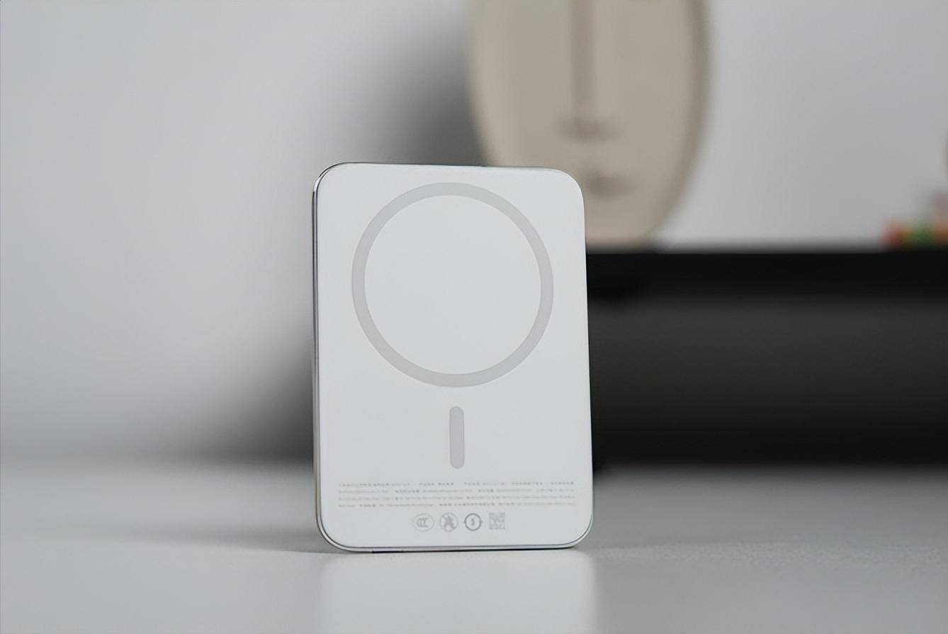 一晚卖断货？小米抄苹果作业，iPhone17 的 “灵魂配件” 被小米抢了？