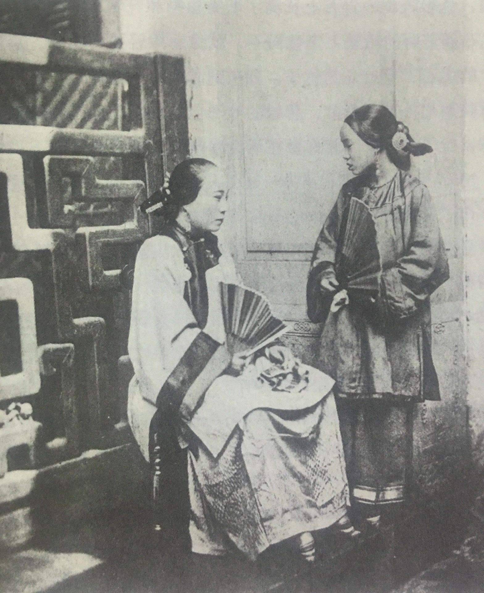 晚清老照片：女子毫不避讳展示三寸金莲，清朝学堂初具现代风格