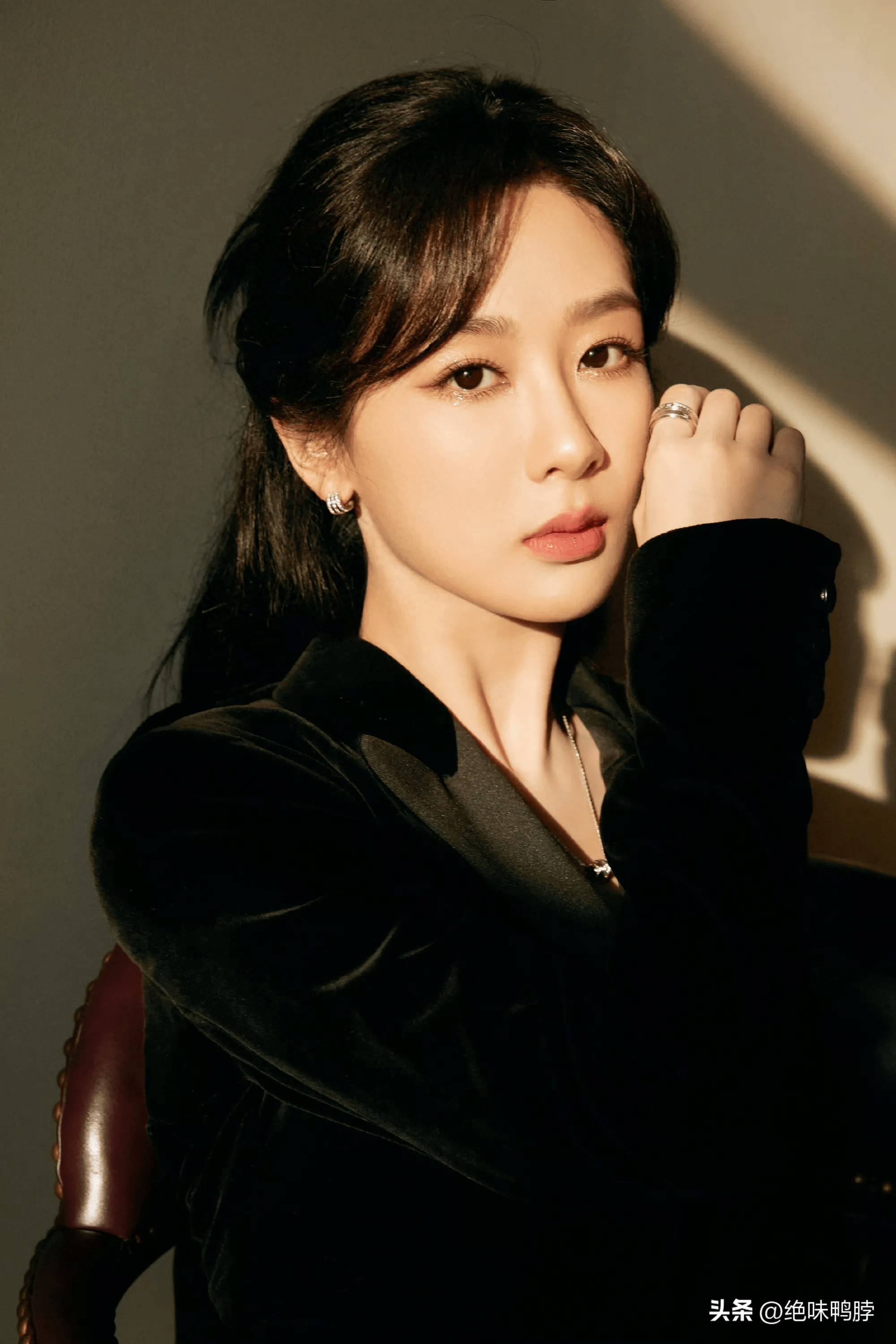 ���ϰѰ���ֱ�ӵݸ�Фս,ע��Фս������ʶ��Ӧ,��Ҳ̫��Ȼ�˰�