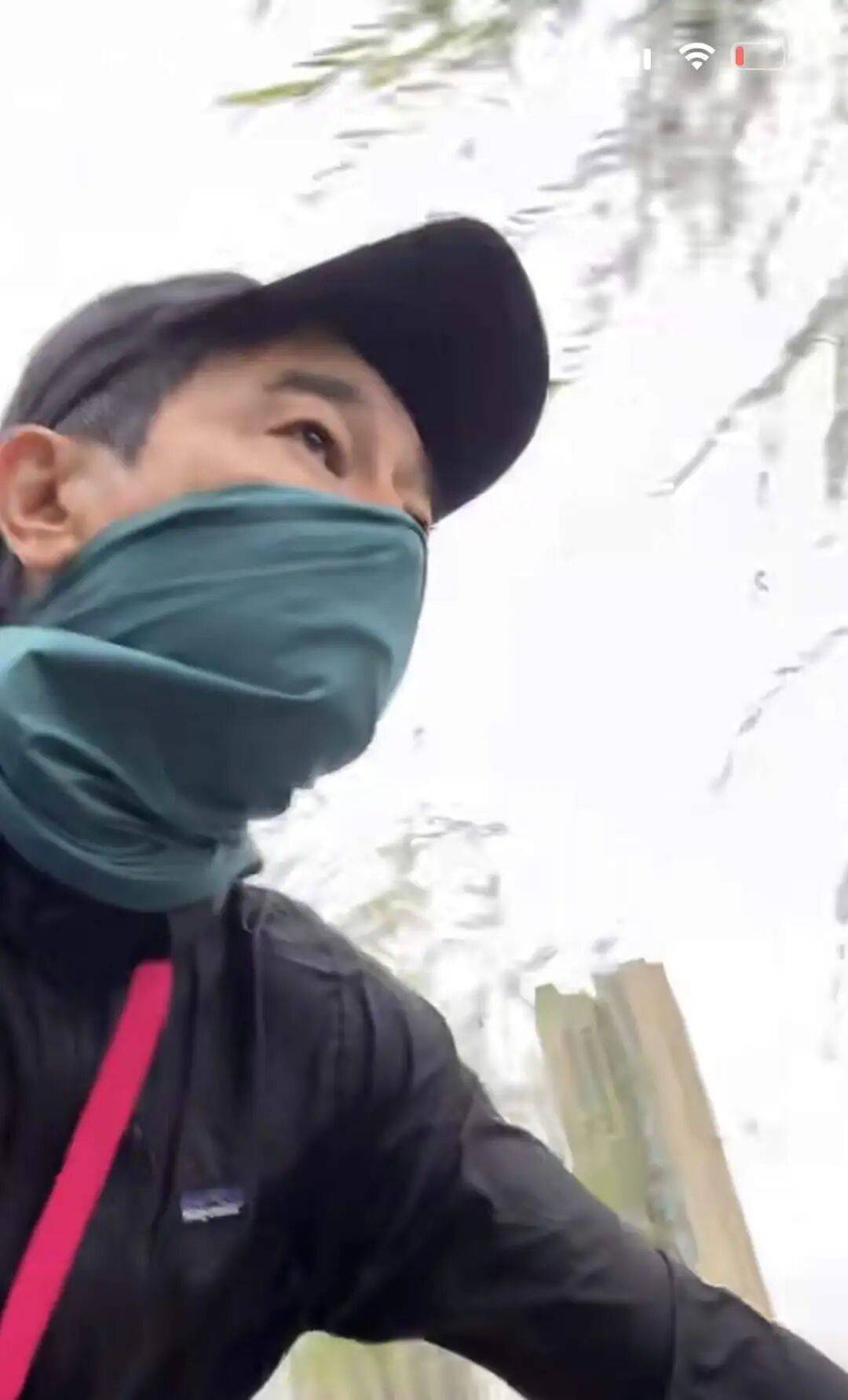 陈小春骑行蒙面装备严实，眉眼和儿子Jasper一模一样，网友：绝对是亲生的！