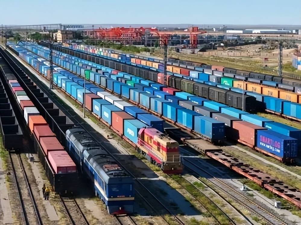 波兰突然封锁边境,中欧班列陷停摆,中国一招反制打通北极新航道