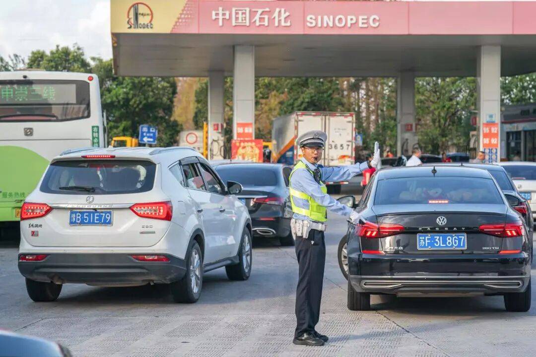 上海这里已经缓行近30小时，预计持续至凌晨！警方预测：出沪高峰日持续3天！