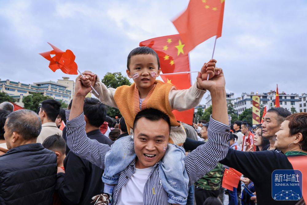 新华社：华诞共庆