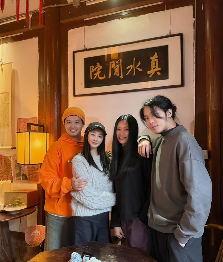李纯马頔官宣结婚！已同居3年，男方买300平婚房，送54万钻戒