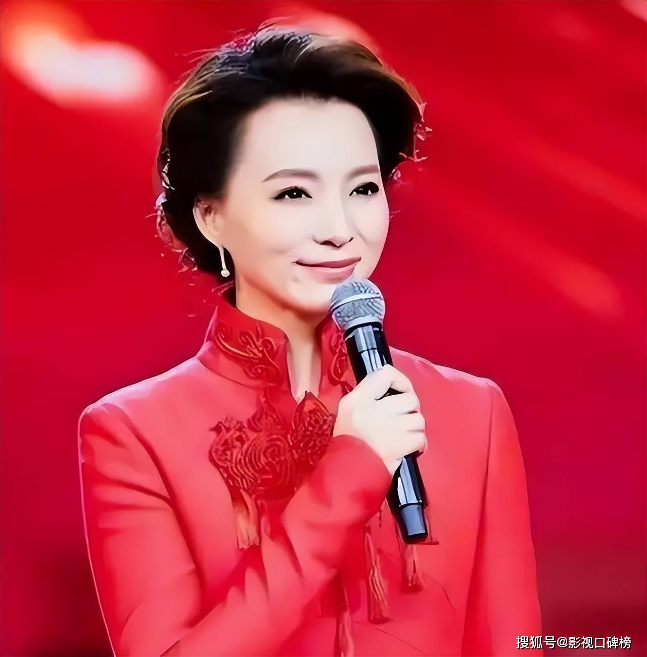 董卿带儿子看网球比赛，她穿旧衣服，状态很好，胳膊上肉肉的胖了