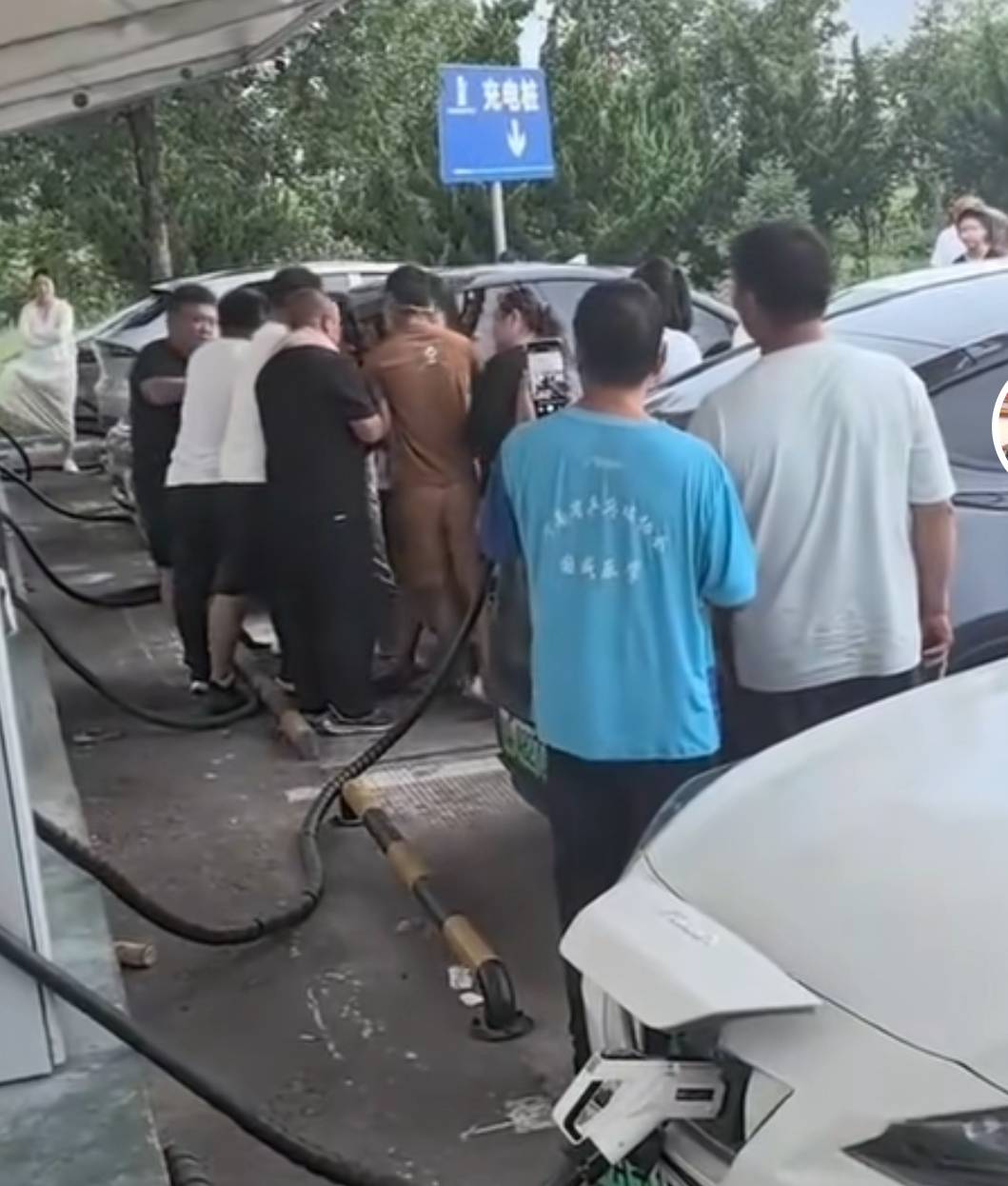 原创             电车车主痛斥增程车：堵成这样，还要抢充电桩