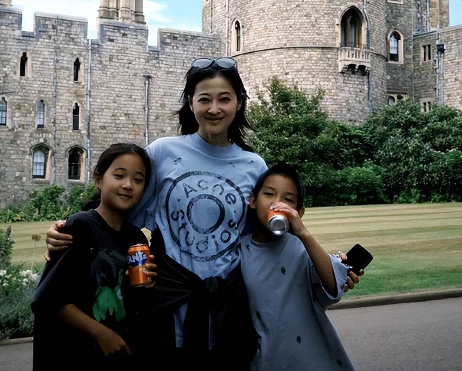 梅婷高调晒伦敦亲子照，儿女搂怀好温馨，快快长成小梅婷！