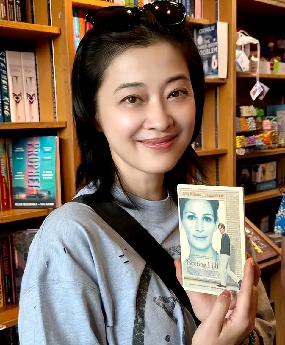 梅婷高调晒伦敦亲子照，儿女搂怀好温馨，快快长成小梅婷！
