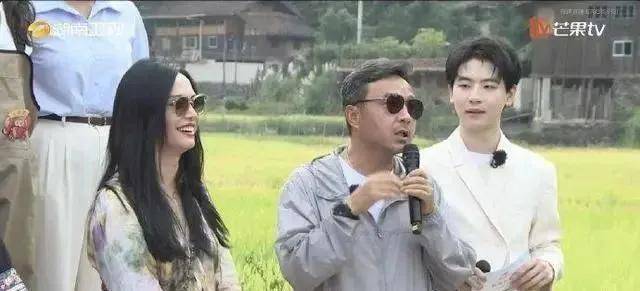 汪涵近照曝光，白发显老态！岁月无情惹网友热议。