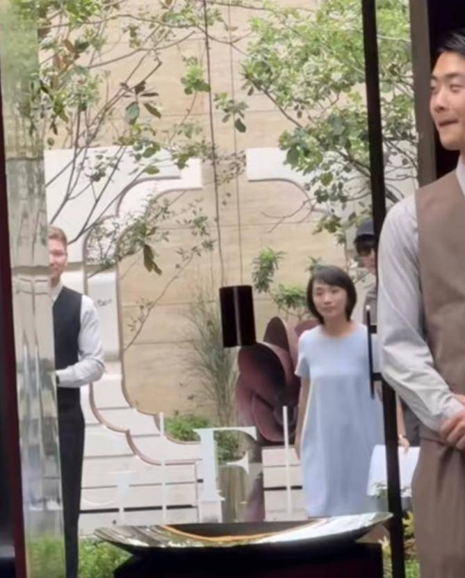 胡歌上海买房被偶遇，头顶秃了一大片，老婆黄曦宁陪同，长相普通