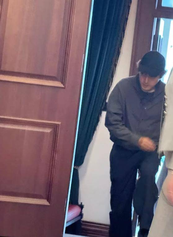 胡歌上海买房被偶遇，头顶秃了一大片，老婆黄曦宁陪同，长相普通
