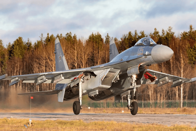 歼-16立功了！同时锁定两架F-35，性能令美国人忌惮不已
