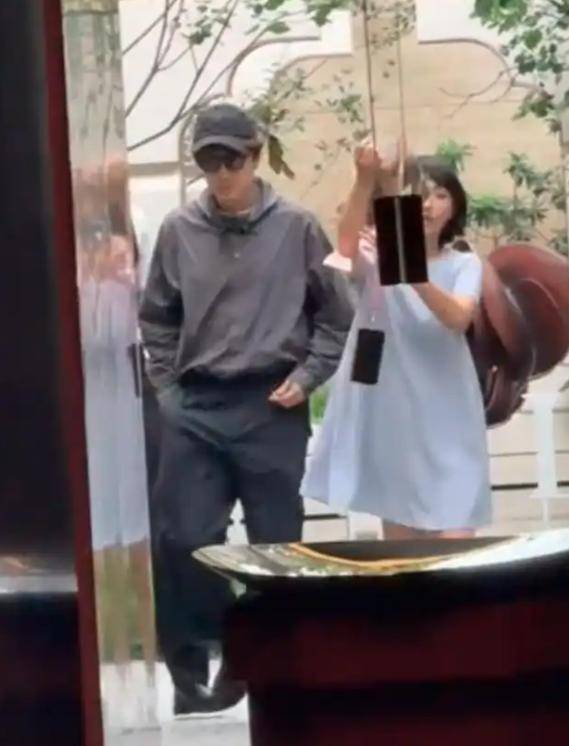 胡歌上海买房被偶遇，头顶秃了一大片，老婆黄曦宁陪同，长相普通