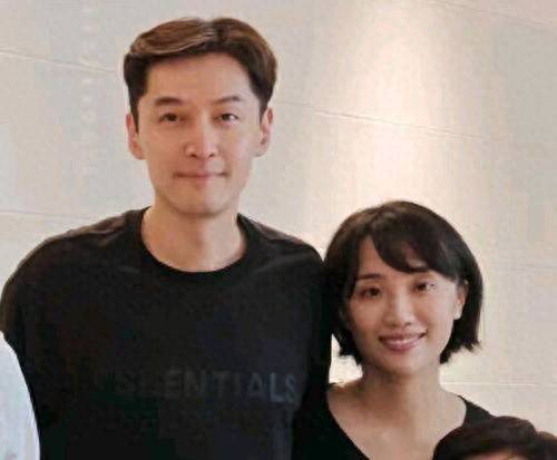 胡歌带老婆上海看房，32岁黄曦宁素颜白净但显老，穿得宽松像孕妇