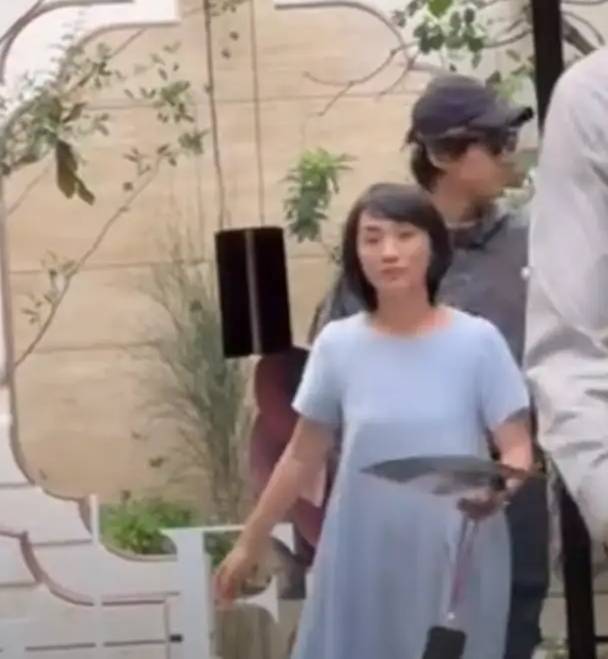 胡歌带老婆上海看房，32岁黄曦宁素颜白净但显老，穿得宽松像孕妇