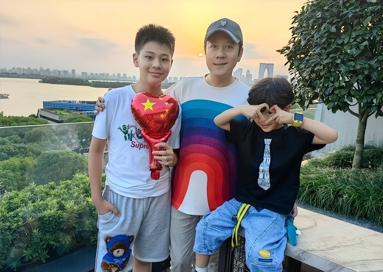 蔡国庆儿子全科免考毕业！身高猛长高颜值似妈，与亲弟共用一张脸