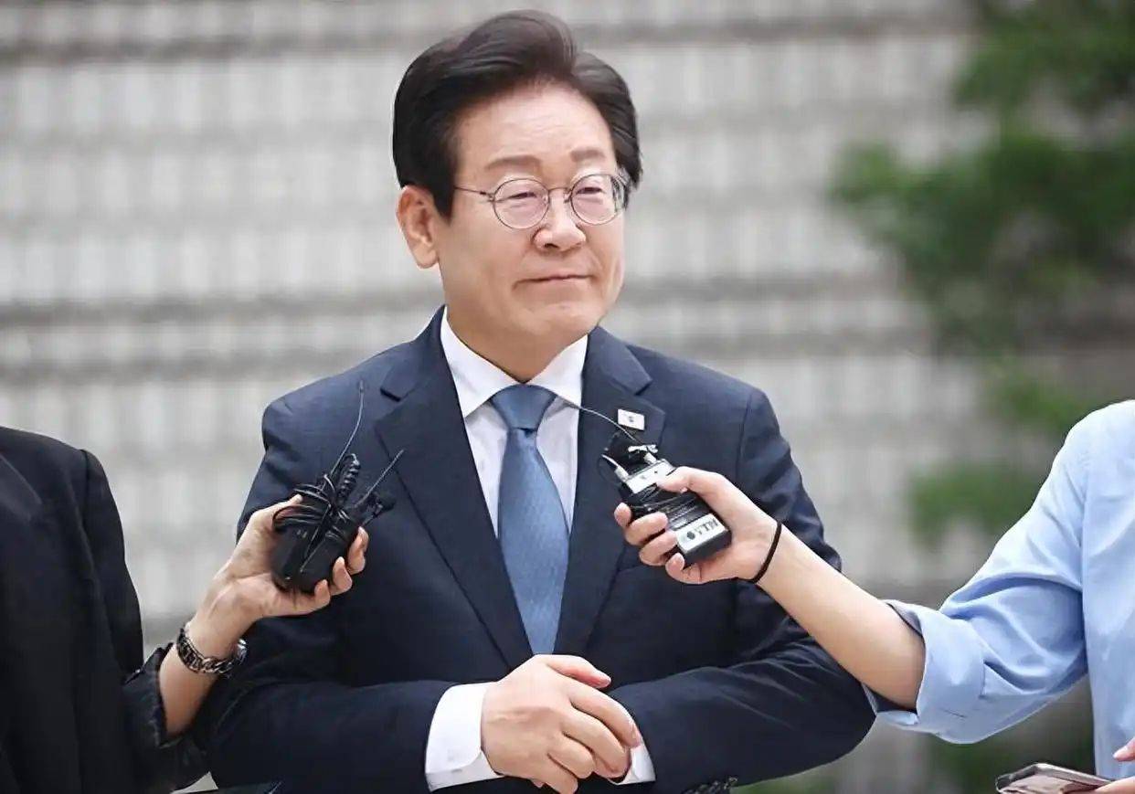 中国人欢度假期，韩国不断上演激烈反华示威闹剧，谁给的胆子？