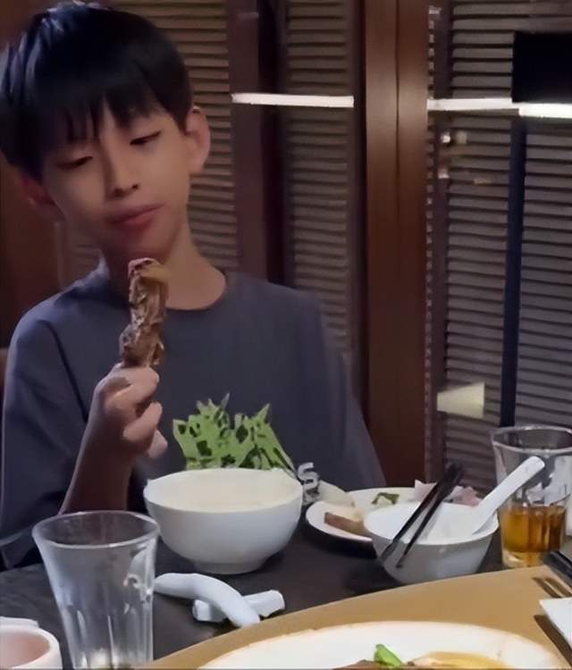 汪小菲返台带马筱梅和岳父母聚餐，消费2300元，箖箖露正脸像大S