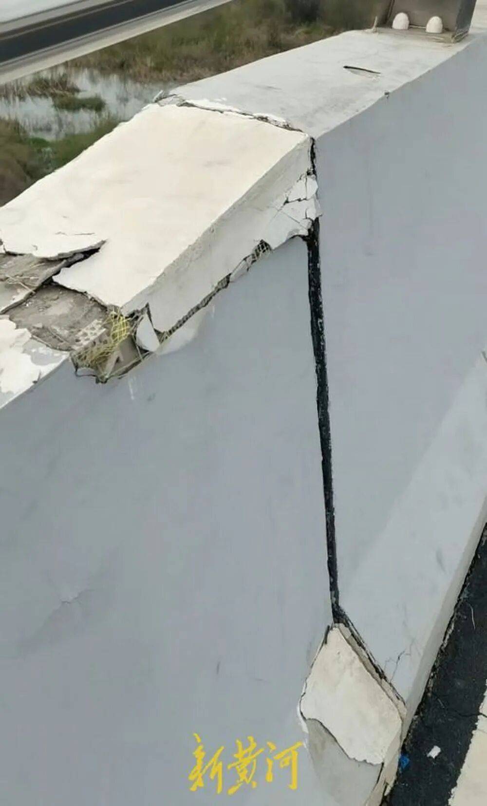 河北唐山迁西一桥梁疑似移位下沉，现场施工人员：先排查，待明确原因后维修