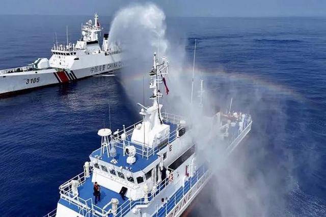 南海爆发激烈对峙，菲方主力舰高速飙船，迎头撞上中国海警艇
