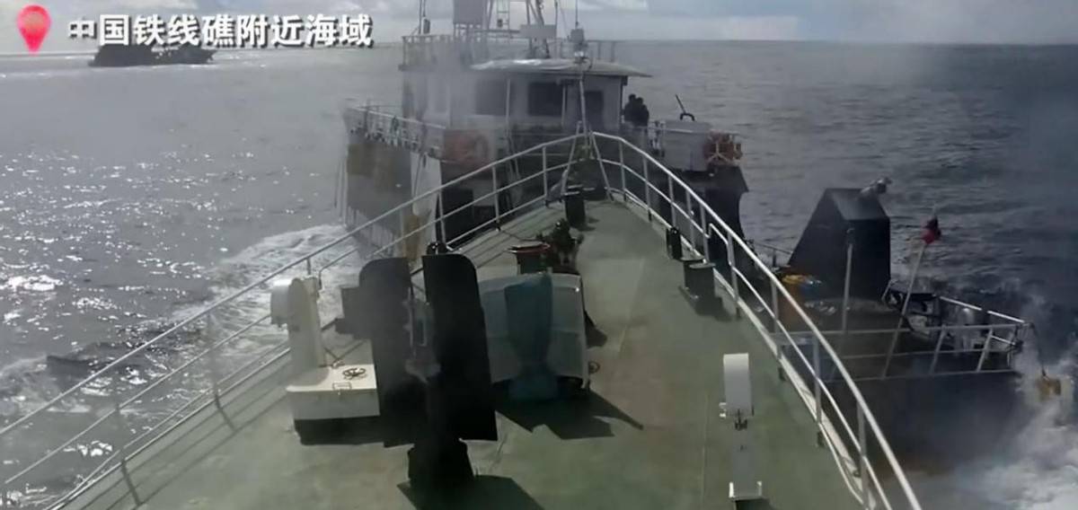 中菲铁线礁大战，菲船被喷得晕头转向，砰的一声被海警船撞到漂移