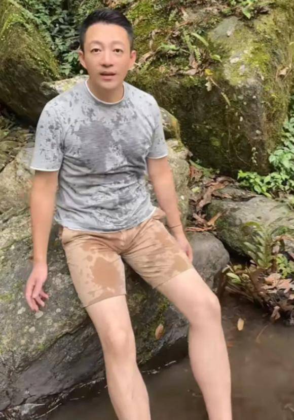 汪小菲带娃郊游！8岁汪希箖高鼻梁帅气，小玥儿腿晒黑笑容依旧！