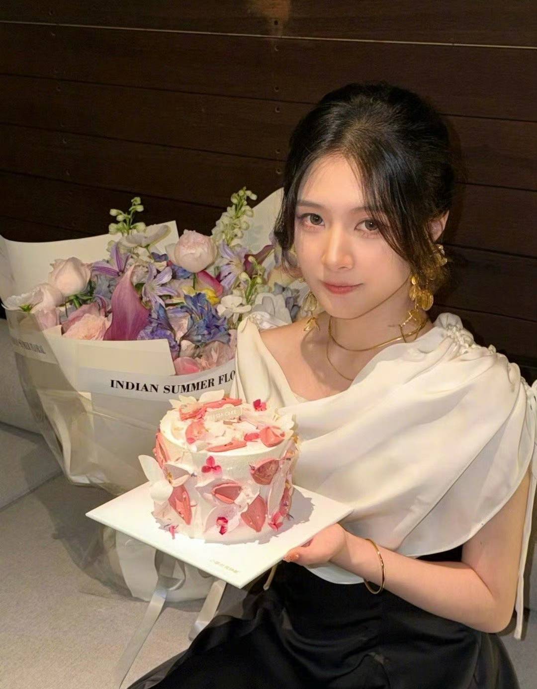 郑钧演唱会女儿为他和声，长得漂亮台风像爸爸，26岁改新名曝光
