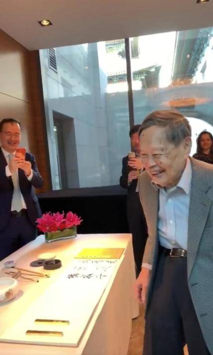 原创             没想到，杨振宁去世后，49岁妻子翁帆，竟因一个动作实现口碑暴涨