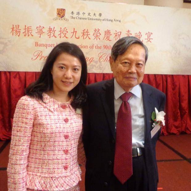 原创             没想到，杨振宁去世后，49岁妻子翁帆，竟因一个动作实现口碑暴涨