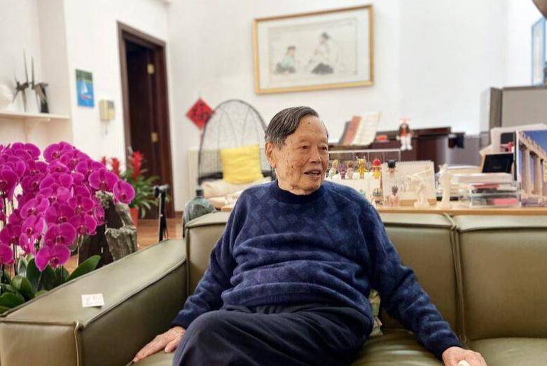 原创             没想到，杨振宁去世后，49岁妻子翁帆，竟因一个动作实现口碑暴涨