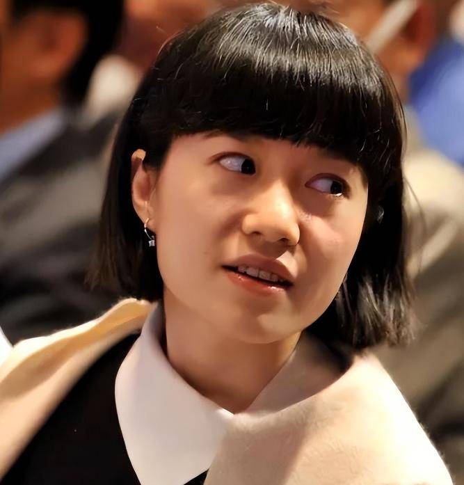 原创             没想到，杨振宁去世后，49岁妻子翁帆，竟因一个动作实现口碑暴涨