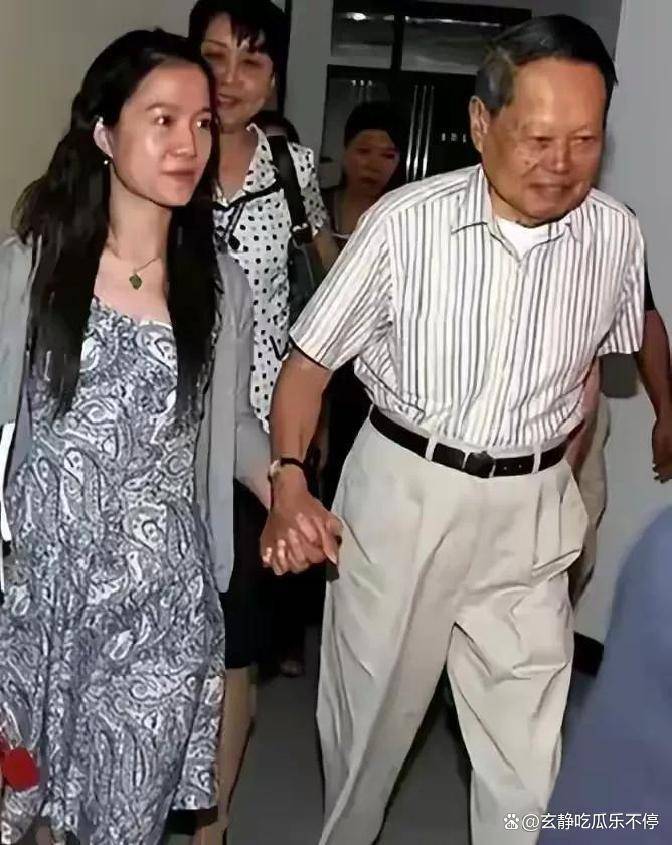 原创             “杨振宁离世后，49岁翁帆震撼转型：不继承巨额遗产，未来规划引热议！”
