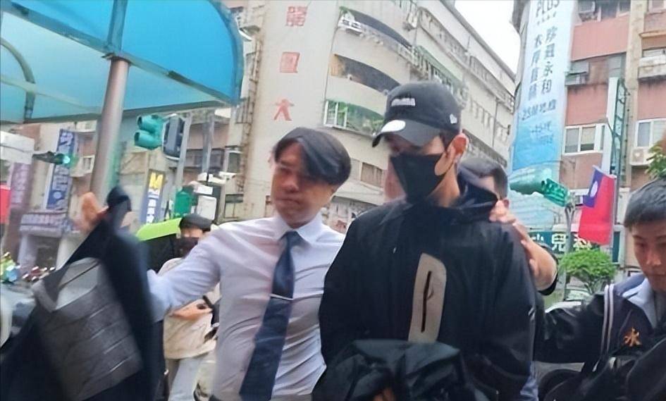 修杰楷被逮捕不到24小时！贾静雯迎来4大噩耗，个个直戳心窝