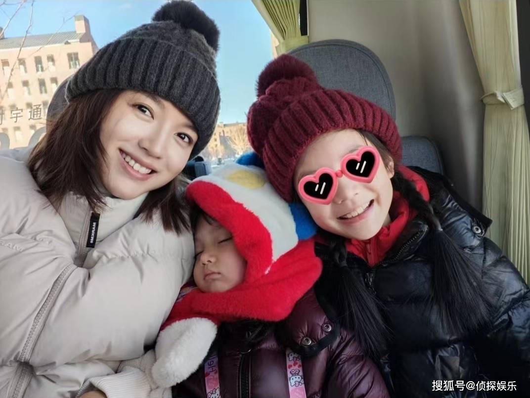 张梓琳晒俩女儿近照，胖妹和妹妹遗传爸妈高个子，全家都是大长腿