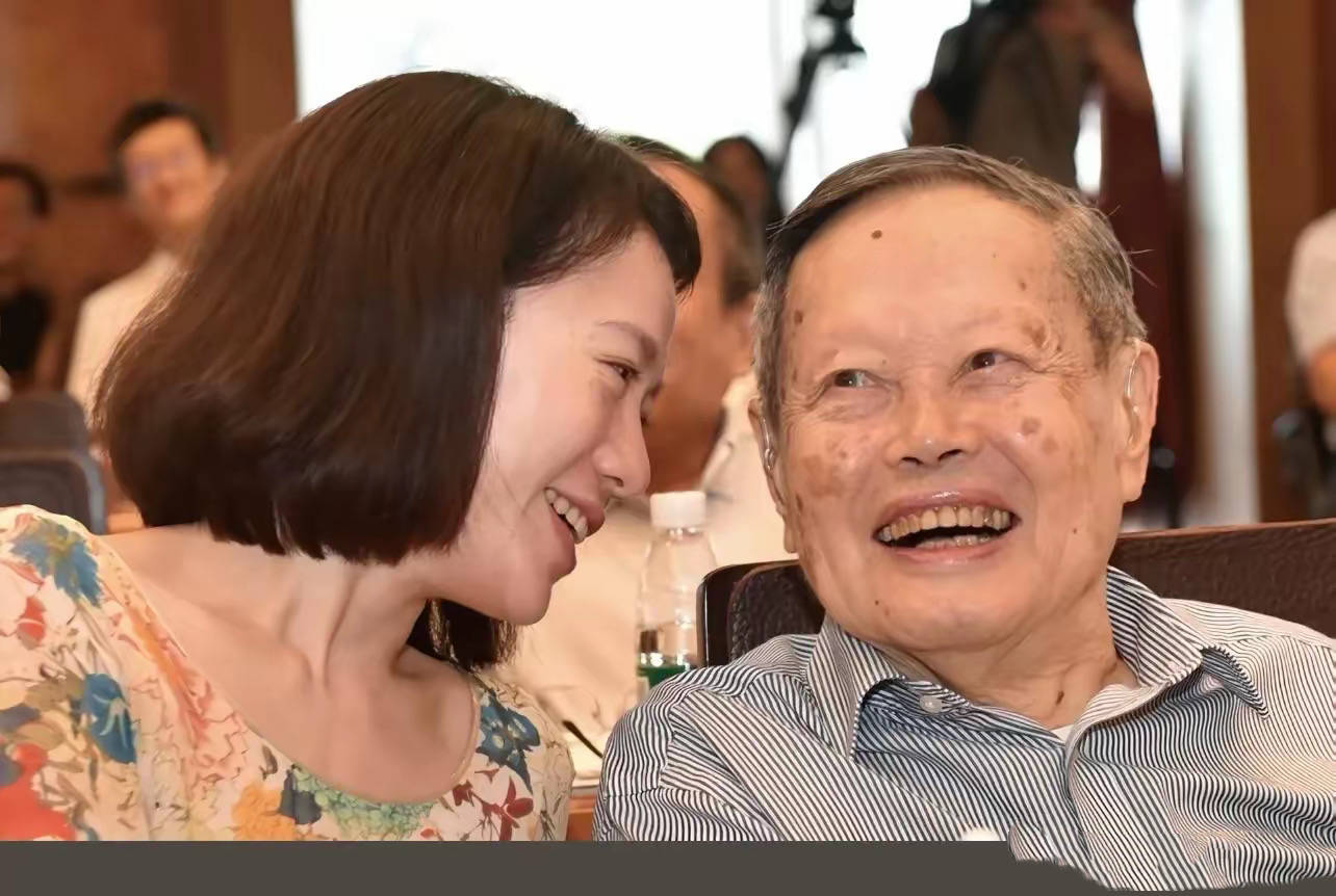 翁帆现身杨振宁葬礼，穿黑衣戴白花哭肿眼睛，站首位陪孩子们回礼