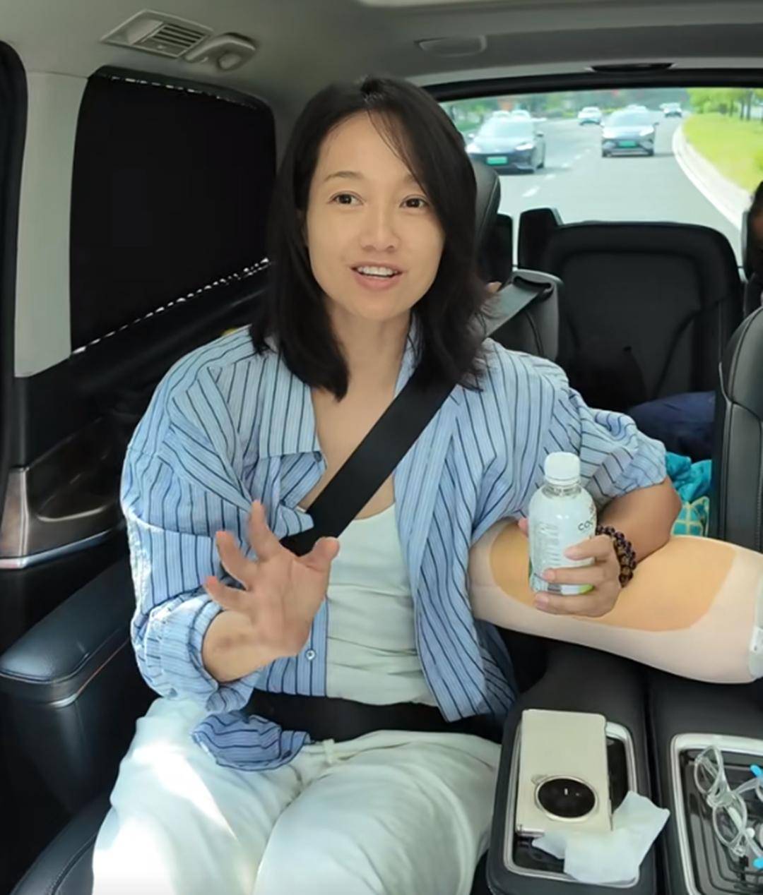 朱丹带娃度假,女儿掉牙流血,弟弟第一个跑去关心,姐弟感情真好