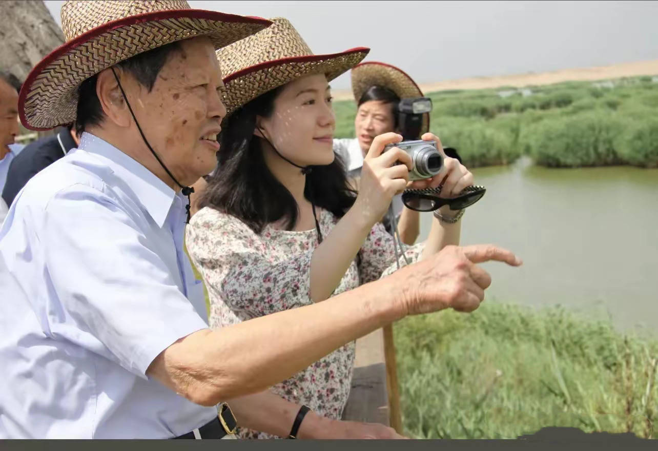 翁帆现身杨振宁葬礼，穿黑衣戴白花哭肿眼睛，站首位陪孩子们回礼