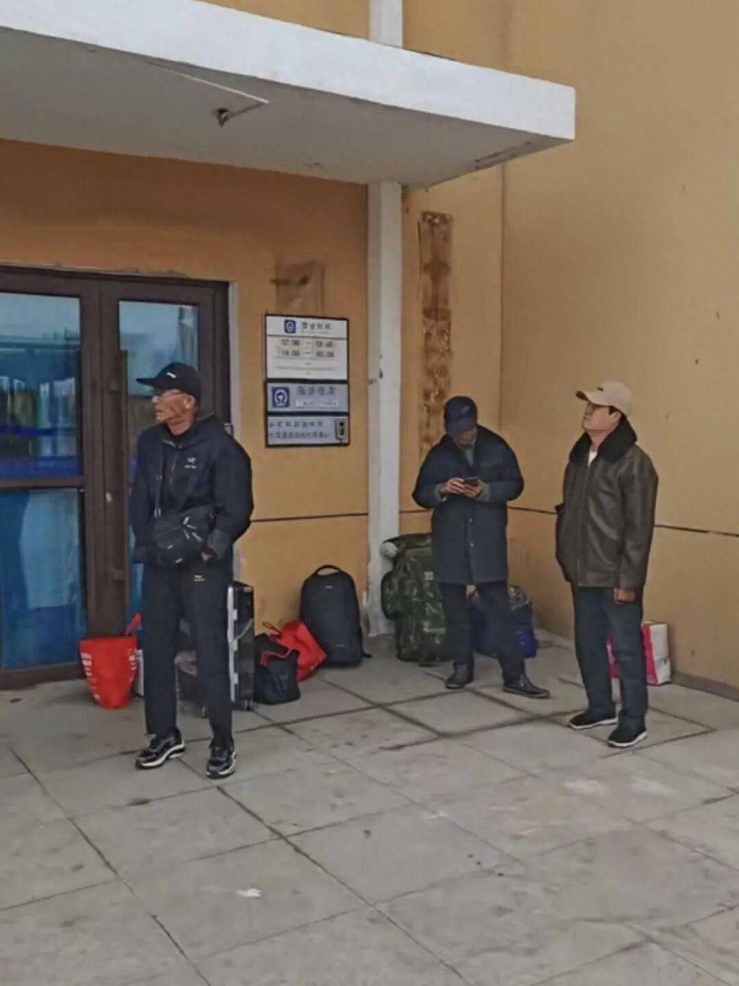 吉林一火车站白天关闭4个多小时,有旅客在冷风中等候,车站:车次少中午闭站管理 吉林一火车站白天关闭4个多小时,有旅客在冷风中等候,车站:车次少中午闭站管理