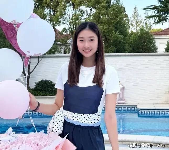 马伊琍大女儿文君竹晒与姥姥喝下午茶,姥姥年轻漂亮,和马伊琍十分像