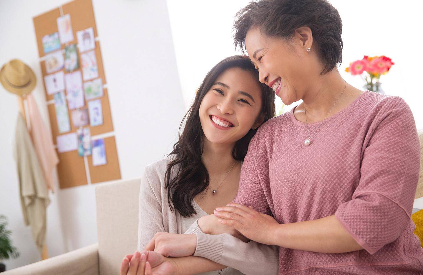 20岁女儿:我能跟男朋友住吗?妈妈的回答,让女儿一生受益