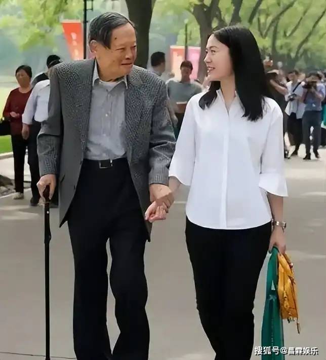 原创             杨振宁离世8天,翁帆因一个表情甩掉大黑锅,杜致礼妹妹说得太对