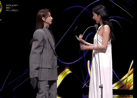 当两个女明星,在颁奖典礼接吻