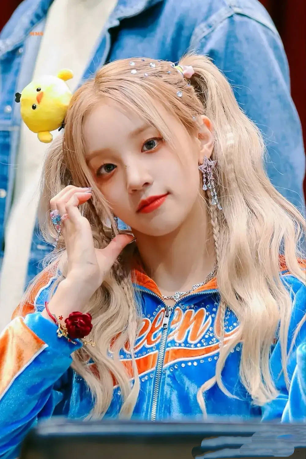 章子怡带俩娃日本追星,穿阔腿裤小翘臀抢镜,女儿像妈、儿子像爸