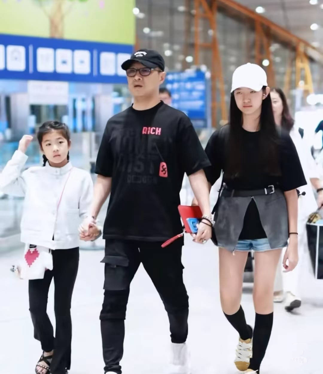 章子怡带俩娃日本追星,穿阔腿裤小翘臀抢镜,女儿像妈、儿子像爸