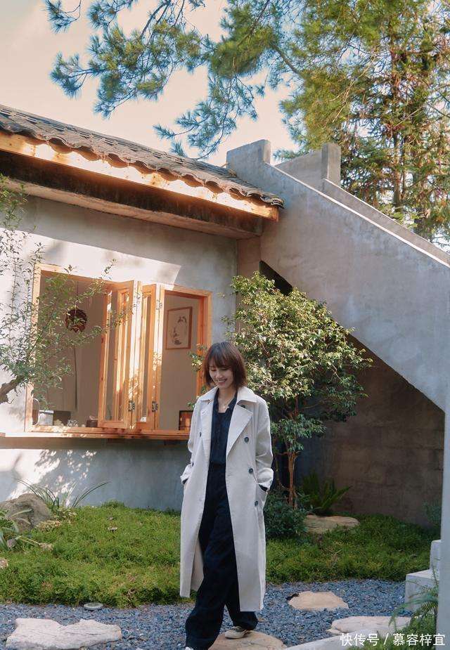 47岁袁泉晒近照，和老公夏雨在贵阳，结婚16年感情好但还低调避嫌