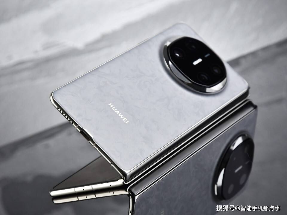 原创             华为Mate X7大折叠突然曝光：麒麟9030+2K屏，11月见真章！