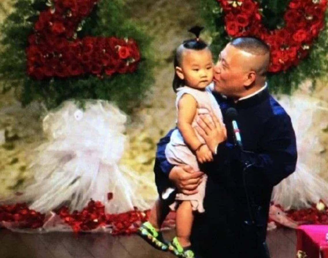 郭德纲带妻儿澳洲度假，大庄园挽手合照，郭汾阳扎耳洞手机不离手