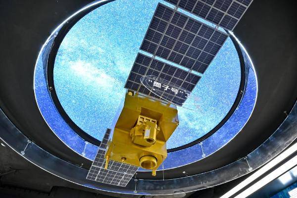 金价太贵,韩国送特朗普的金冠是镀金的,纯金制作得花150万元