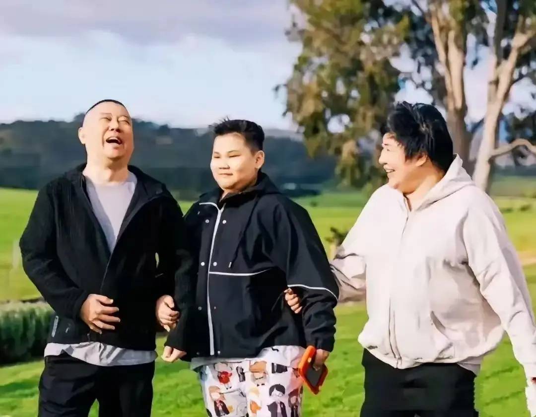 郭德纲带妻儿澳洲度假,10岁郭汾阳穿花裤扎耳洞,不见郭麒麟身影