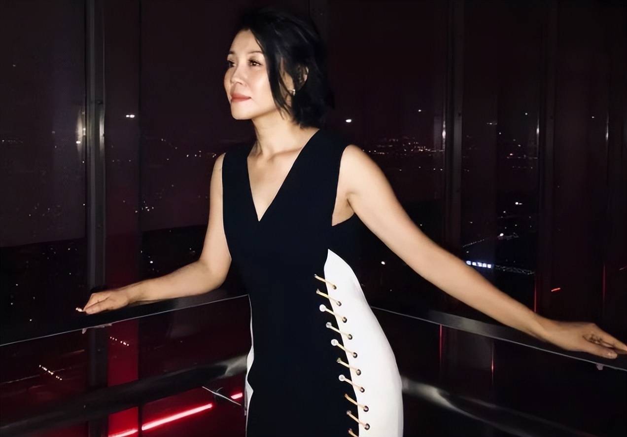 身价过亿豪门阔太，年过40被导演拉来救场，现在却意外爆红